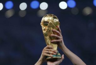 Jogadores da Alemanha erguem taça da Copa do Mundo após a final contra Argentina no Maracanã