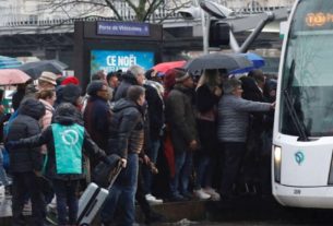 Pessoas esperam para embarcar em VLT de Paris, em dia de greve nos transportes públicos contra a reforma da Previdência