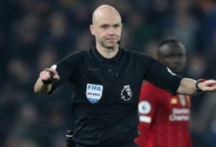 Árbitro faz o sinal do VAR em partida do Liverpool contra o Wolverhampton na liga inglesa