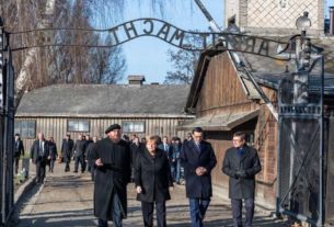 Ao lado do premiê polonês, Mateusz Morawiecki, Merkel visitou o campo de extermínio de Auschwitz-Birkenau