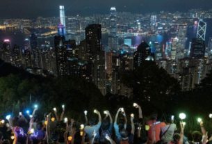 Manifestantes protestam com luzes em Hong Kong