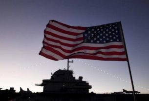 Bandeira dos EUA a bordo de navio da Marinha norte-americana