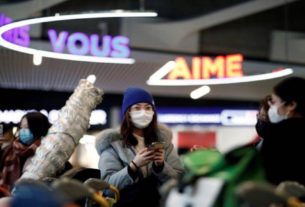 Turistas de voo da Air China de Pequim para Paris chegam ao aeroporto Charles de Gaulle