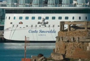 Navio Costa Smeralda atracada na cidade italiana de Civitavecchia