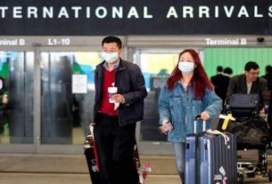 Passageiros deixam aeroporto de Los Angeles após desembarcarem de voo proveninete de Xangai