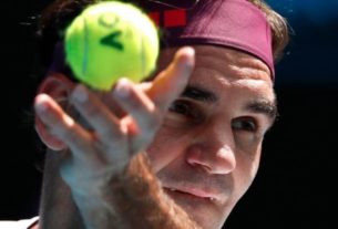Roger Federer prepara saque em partida do Aberto da Austrália