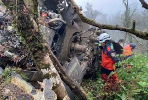 Equipes de resgate vasculham destroços de helicópeto que fez pouso forçado em área de montanha perto de Taipé