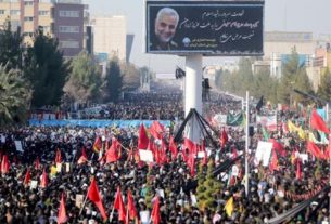 Dezenas de milhares se reuniram no centro de Kerman para prestar última homenagem a Soleimani