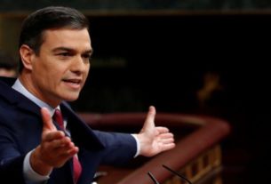 O primeiro-ministro interino da Espanha, Pedro Sánchez, gesticula enquanto fala durante debate no Parlamento em Madri, Espanha