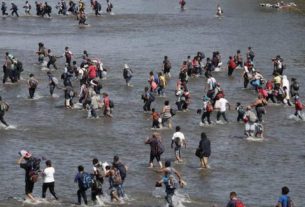 Após pedirem permissão e não receberem resposta, migrantes atravessaram fronteira pelo rio