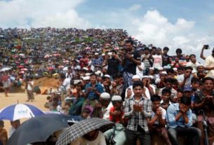 Refugiados rohingyas participam de orações em campo de Cox’s Bazar, em Bangladesh