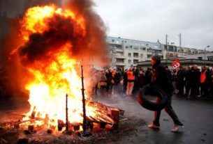 Manifestantes próximos à estação de trem Gare de Lyon, em Paris