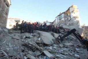 Equipes de resgate trabalham em prédio que desabou após um terremoto em Elazig, Turquia