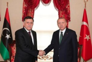 Presidente da Turquia, Tayyip Erdogan, se encontra com o premiê da Líbia reconhecido internacionalmente, Fayez al-Sarraj, em Istambul