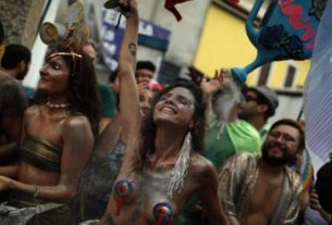 Foliões participam de bloco de Carnaval no Rio de Janeiro