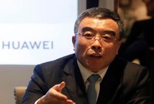 Presidente do conselho da Huawei, Liang Hua, fala a jornalistas na França