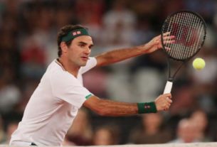 Roger Federer durante partida de exibição na Cidade do Cabo, na África do Sul