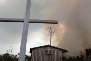 Igreja católica na floresta amazônica perto de Porto Velho