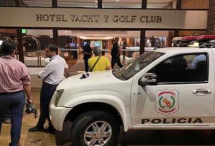 Carro da polícia do Paraguai em frente ao hotel onde Ronaldinho está hospedado em Assunção