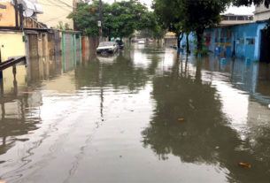 Várias ruas na Zona Oeste do Rio foram inundadas pelas fortes chuvas que caíram durante a madrugada deste domingo