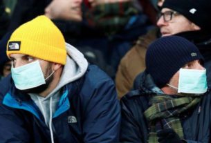 Torcedores da Roma utilizam máscara de proteção contra coronavírus em partida contra Gent pela Liga Europa