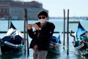 Turista com máscara de proteção na praça de São Marcos, em Veneza
