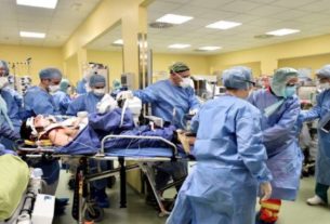Equipe médica de hospital em Milão transportando paciente de 18 anos contaminado pelo coronavírus.