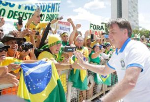 Mesmo em meio à pandemia, presidente Jair Bolsonaro (sem partido) fura isolamento para cumprimentar apoiadores