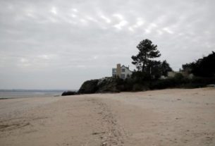 Vista de praia na França, em meio à epidemia de coronavírus