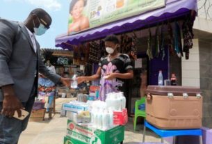 Mulher vende kits de proteção ao coronavírus em Abidjã, na Costa do Marfim