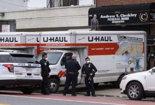 Na cidade de Nova York, foram encontrados dois caminhões com dezenas de cadáveres