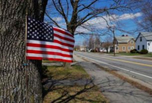 Bandeira dos EUA em rua vazia em New Hampshire