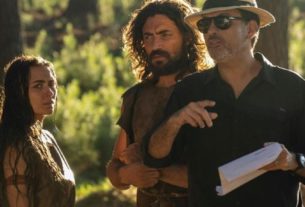 O diretor de "Gênesis", Edgard Miranda, preparando cena com Eva (Juliana Boller) e Adão (Carlo Porto)
