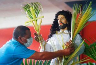 Fiel católico prepara estátua de Jesus Cristo para o Domingo de Ramos em Nahuizalco, El Salvador