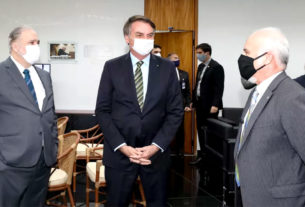 Aras (E) recebeu o presidente Bolsonaro (sem partido), após a solenidade de posse do subprocurador Vilhena (D)