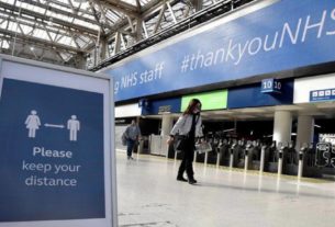 Mulher com máscara de proteção na estação de Waterloo, em Londres