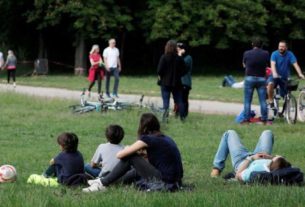 Pessoas em parque de Paris