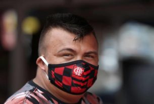 Homem usa máscara de proteção com o distintivo do Flamengo em Manaus