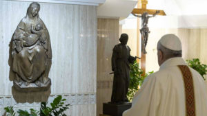 Aos pés de Santa Maria, o papa Francisco reza pela justiça social, no mundo