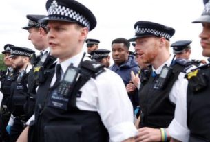 Manifestante é cercado por policiais em Londres