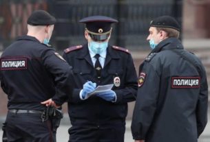 Policiais usam máscaras de proteção em Moscou