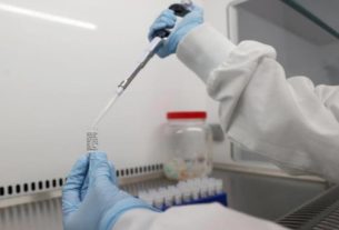 Cientista trabalha em laboratório que pesquisa potencial vacina para covid-19 em Keele, no Reino Unido