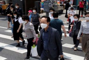 Pessoas com máscaras de proteção caminham em Seul