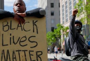 "Vidas negras importam": manifestante segura cartaz em protesto pela morte de George Floyd em Boston