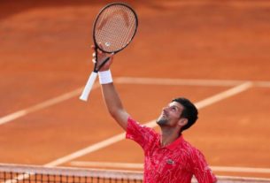 Novak Djokovic comemora vitória sobre croata Nino Serdarusic no torneio Adria Tour