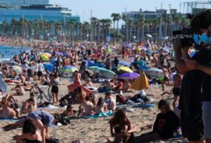 Banhistas lotam praia em Barcelona no domingo passado