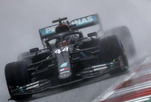 Hamilton domina treino na chuva para colocar a Mercedes na pole