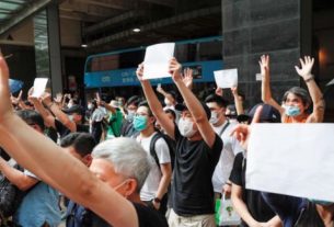 Manifestantes mostram cartazes em branco após slogan ser proibido em Hong Kong