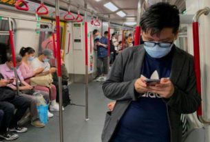 Passageiros usam máscaras de proteção em trem de Hong Kong