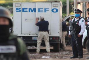 Agentes de segurança observam do lado de fora de centro de reabilitação atacado por assassinos em Irapuato, no México